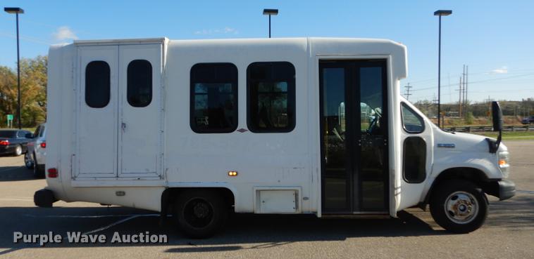 image for item K5848 2009 Ford E350 Super Duty shuttle bus
