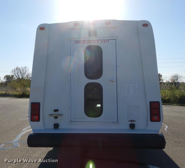 image for item K5848 2009 Ford E350 Super Duty shuttle bus