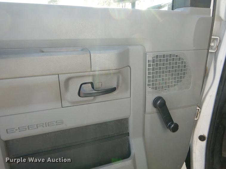 image for item K5848 2009 Ford E350 Super Duty shuttle bus