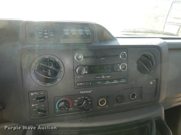 image for item K5848 2009 Ford E350 Super Duty shuttle bus