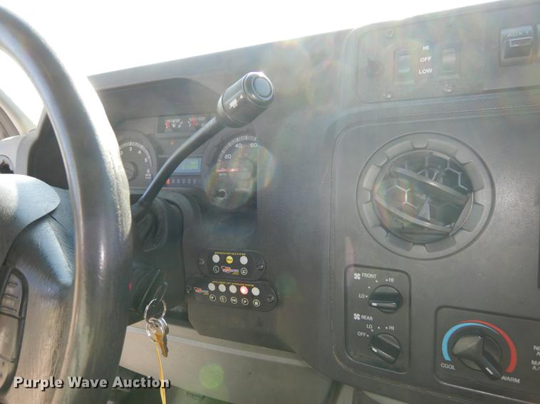 image for item K5848 2009 Ford E350 Super Duty shuttle bus