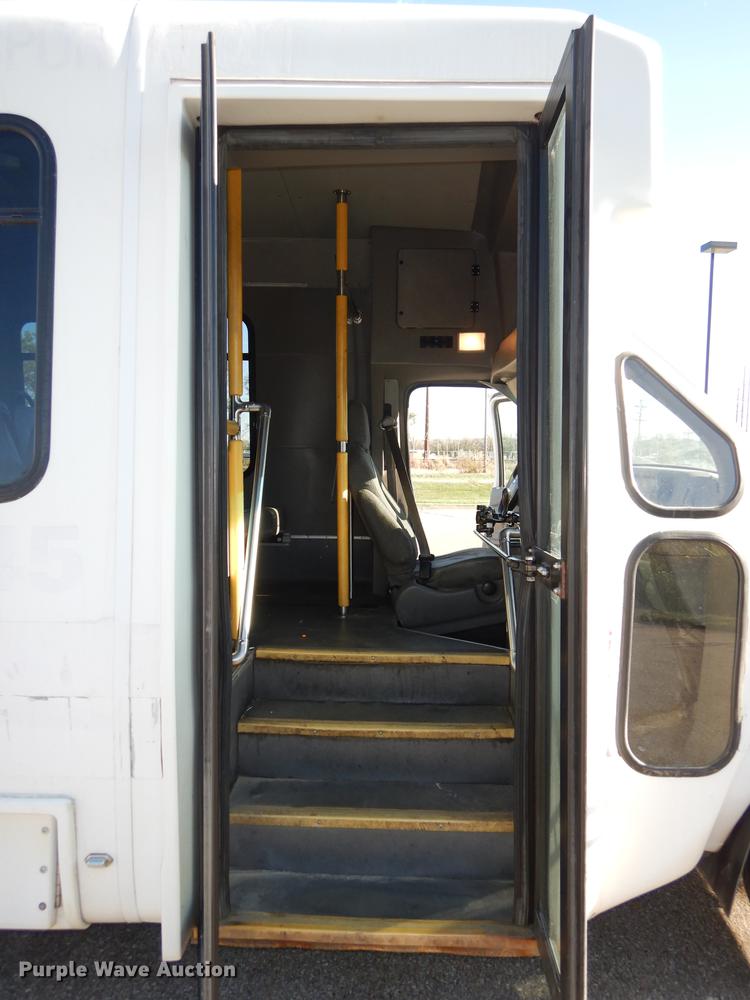 image for item K5848 2009 Ford E350 Super Duty shuttle bus
