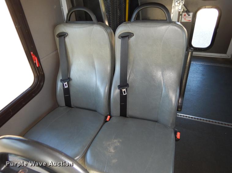 image for item K5848 2009 Ford E350 Super Duty shuttle bus