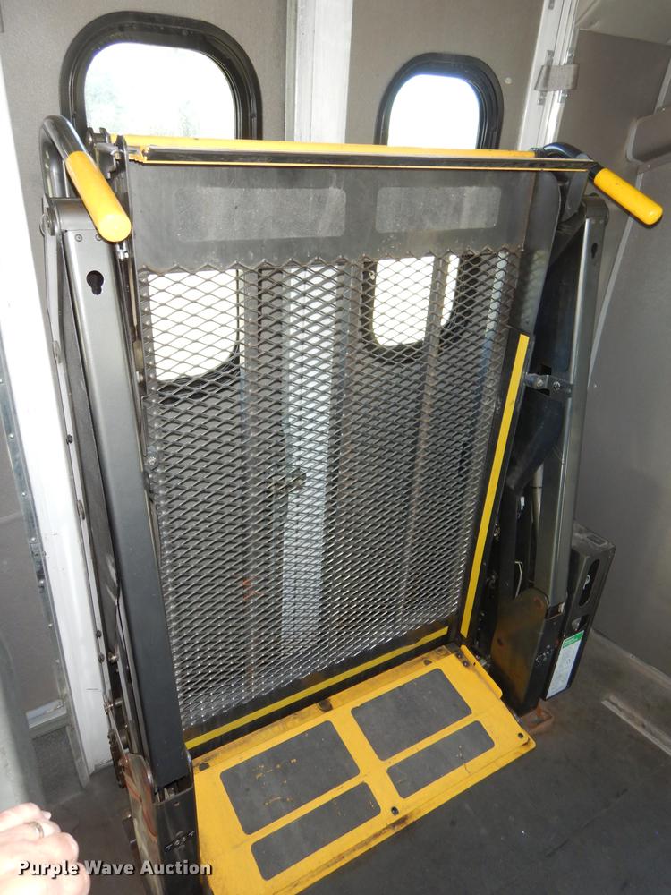 image for item K5848 2009 Ford E350 Super Duty shuttle bus