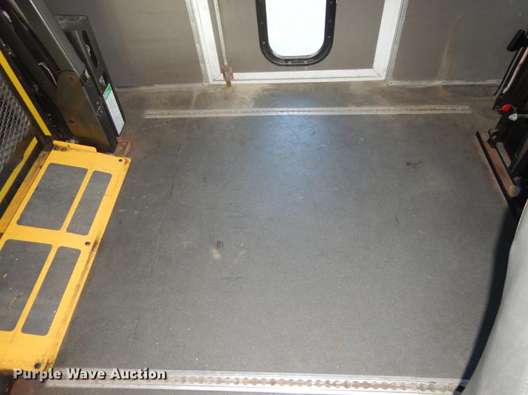 image for item K5848 2009 Ford E350 Super Duty shuttle bus