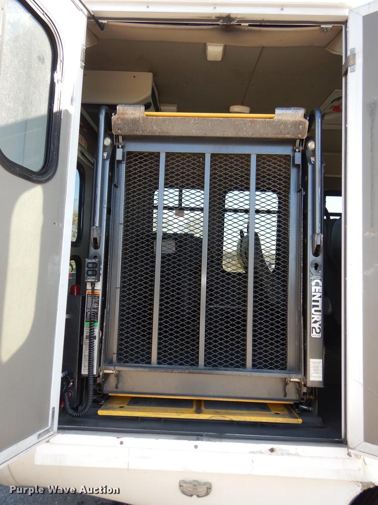 image for item K5848 2009 Ford E350 Super Duty shuttle bus