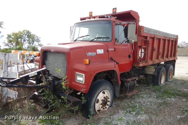 image for item K5853 1995 Ford L8000 dump truck