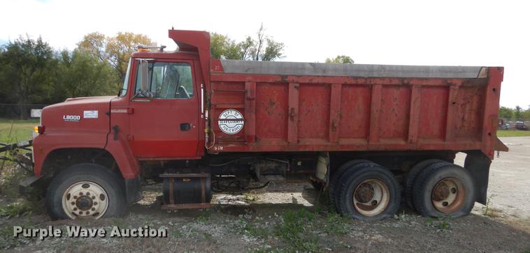 image for item K5853 1995 Ford L8000 dump truck