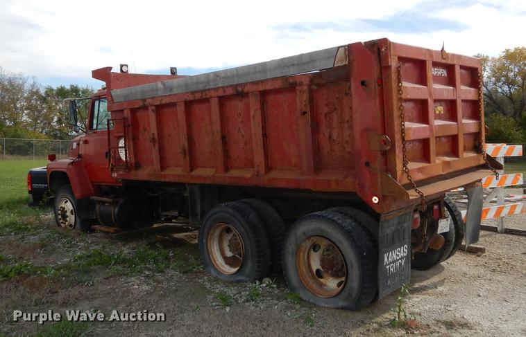 image for item K5853 1995 Ford L8000 dump truck