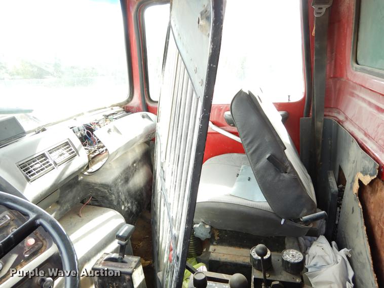 image for item K5853 1995 Ford L8000 dump truck