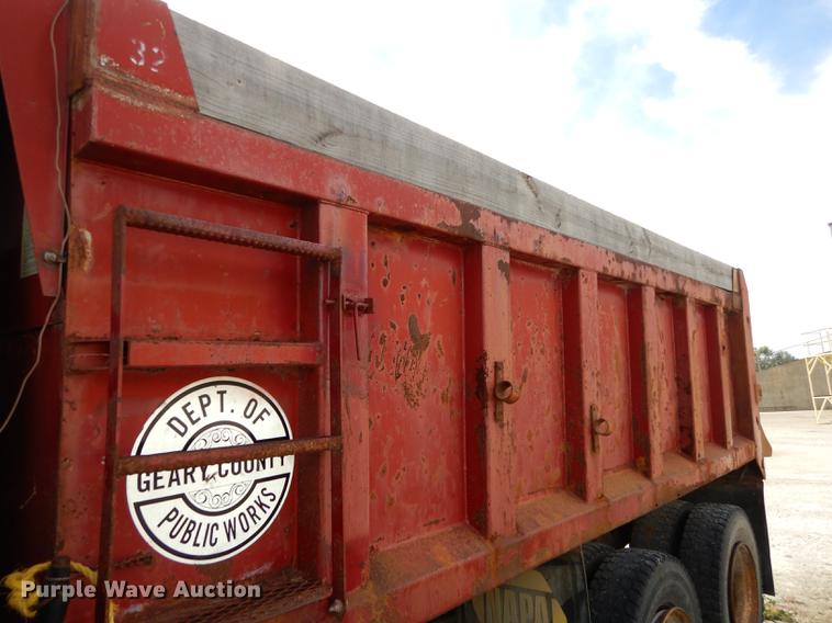 image for item K5853 1995 Ford L8000 dump truck