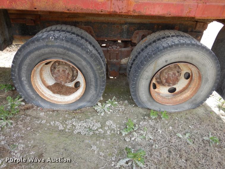 image for item K5853 1995 Ford L8000 dump truck