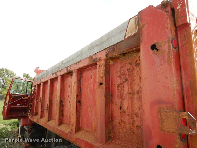 image for item K5853 1995 Ford L8000 dump truck