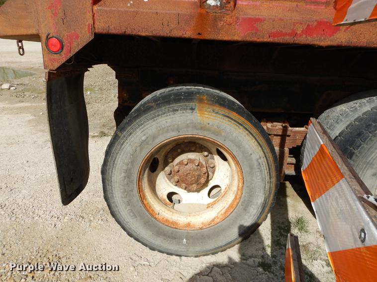 image for item K5853 1995 Ford L8000 dump truck