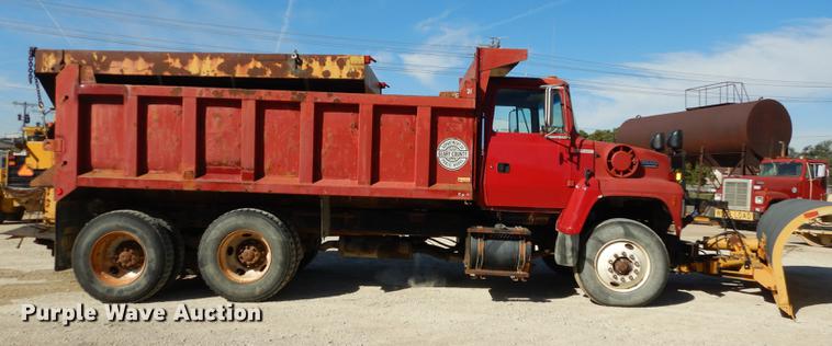 image for item K5857 1995 Ford L8000 dump truck