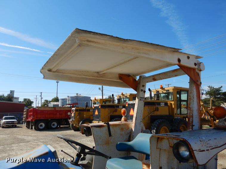 image for item K5860 1977 Ford 3600 tractor