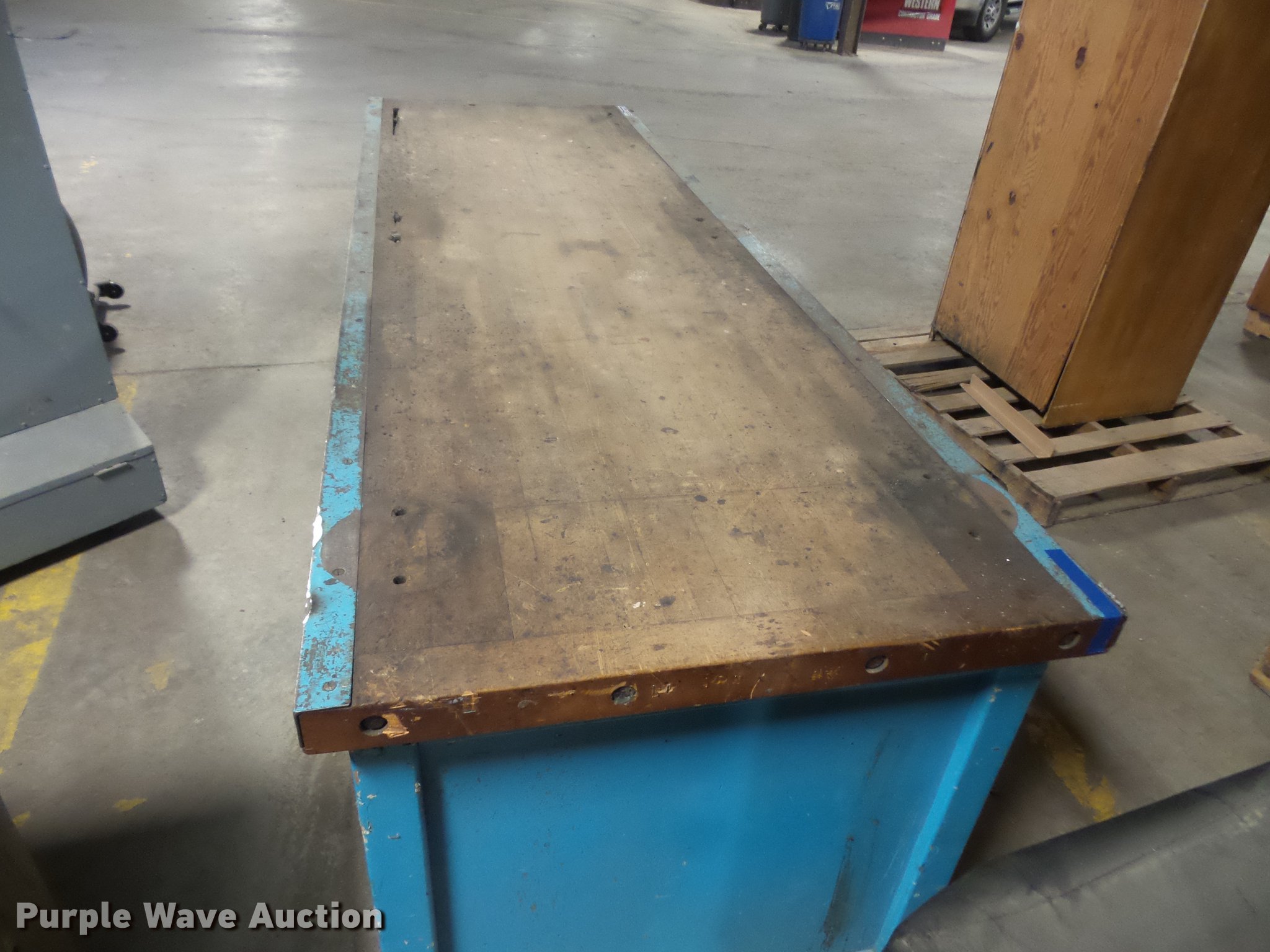 Wood work bench in Des Moines, IA Item DE9292 sold Purple Wave