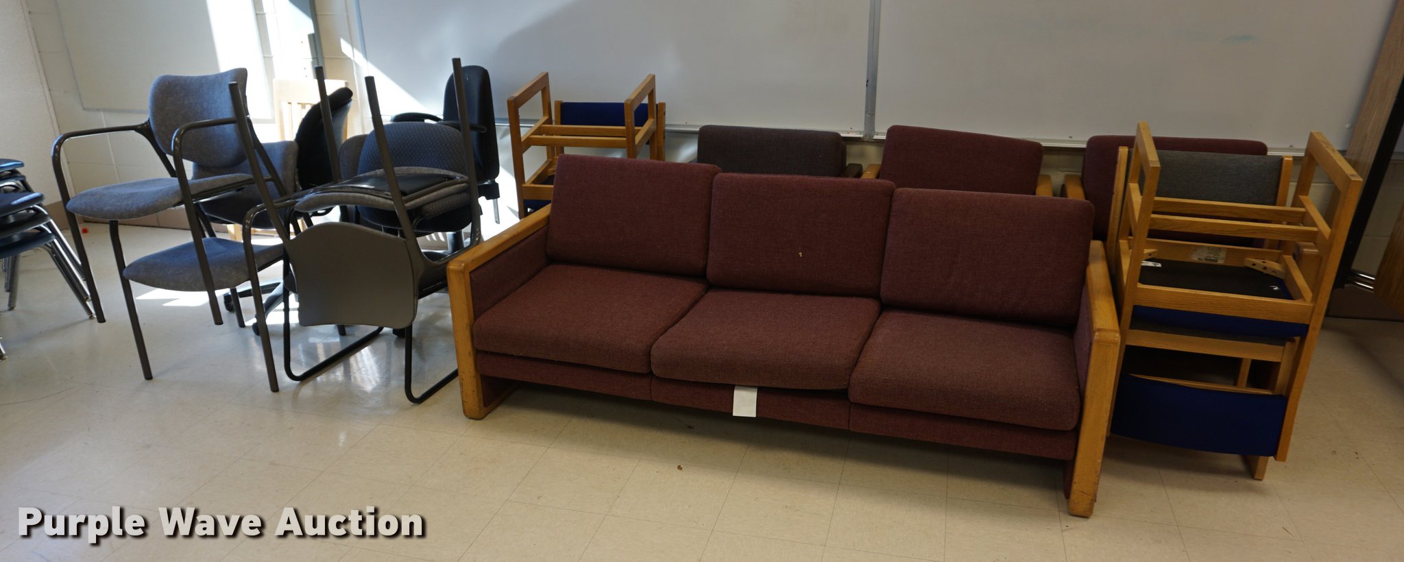 Furniture in Overland Park, KS Item DS9296 sold Purple Wave