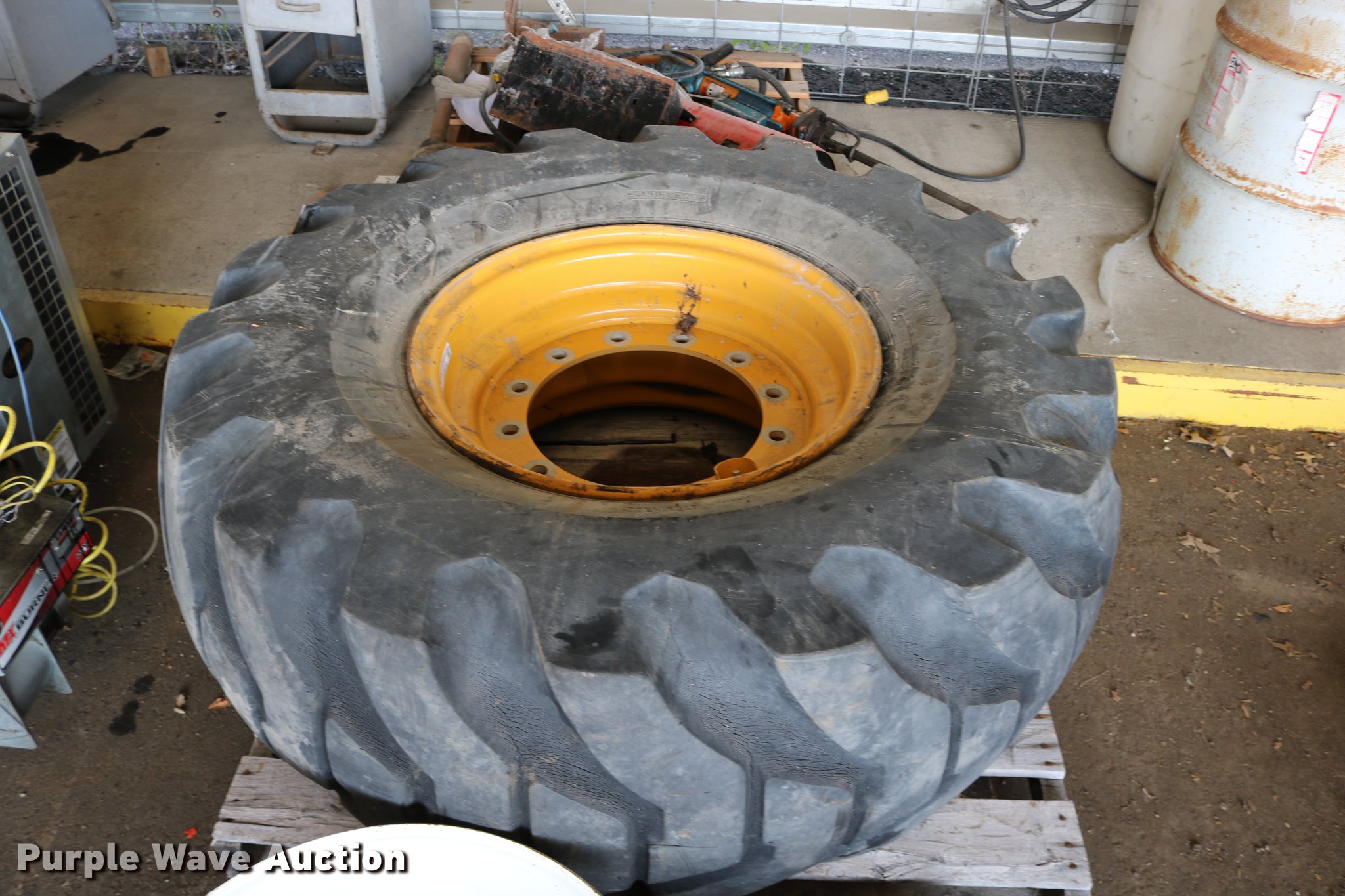 Firestone 20.525 tire and wheel in Overland Park, KS Item DW9810