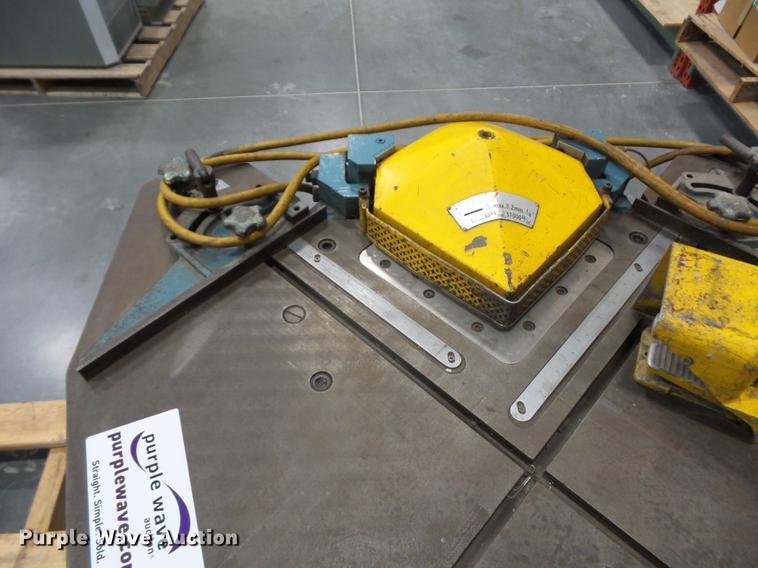 image for item DA0817 Amada CS-220 corner shear