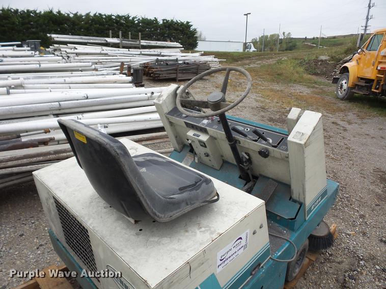 image for item DA0837 Tennant 215E sweeper