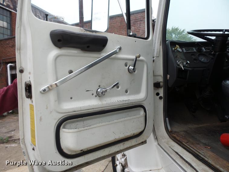 image for item DA0863 1990 Ford LN8000 refrigerated van truck