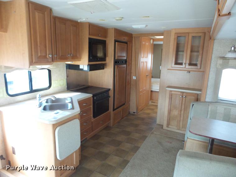 image for item DA0868 2006 Chevrolet C5500 Chateau RV