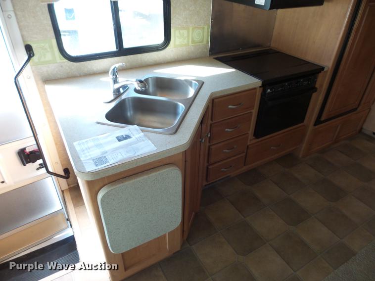 image for item DA0868 2006 Chevrolet C5500 Chateau RV