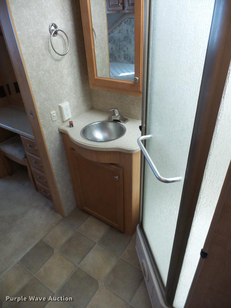 image for item DA0868 2006 Chevrolet C5500 Chateau RV