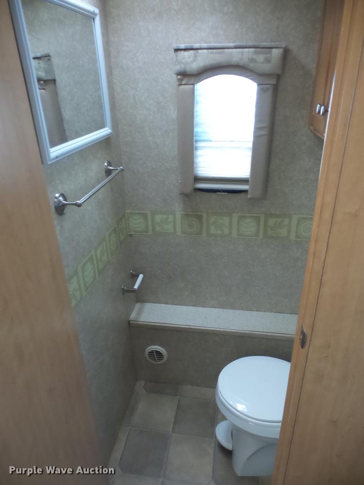 image for item DA0868 2006 Chevrolet C5500 Chateau RV