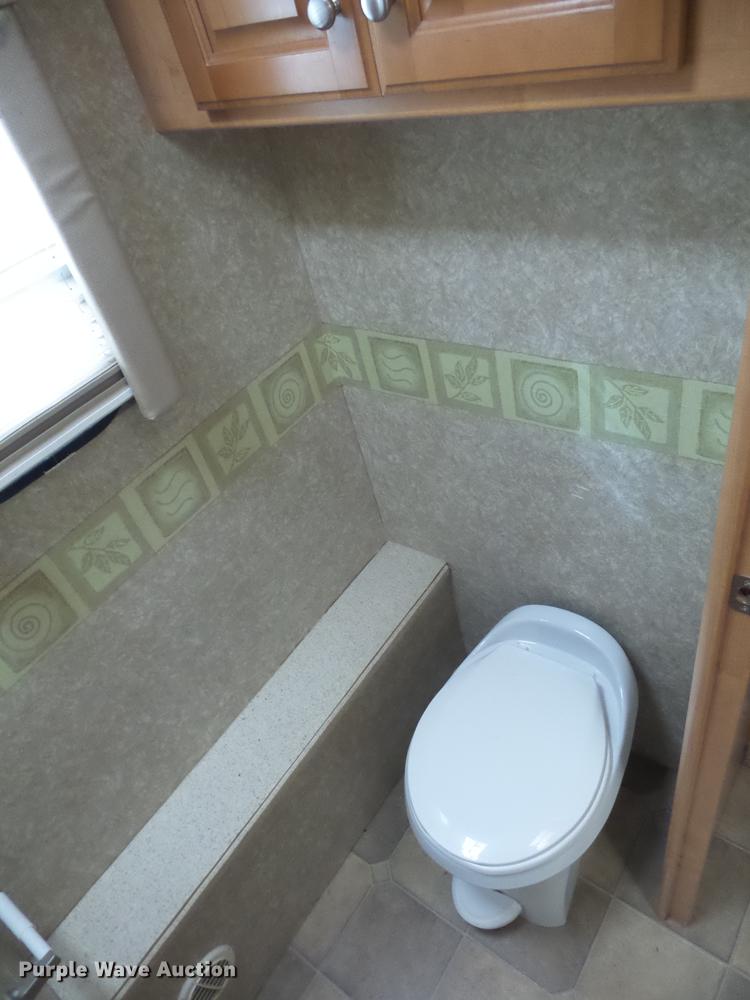 image for item DA0868 2006 Chevrolet C5500 Chateau RV