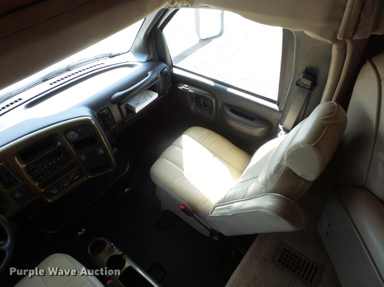 image for item DA0868 2006 Chevrolet C5500 Chateau RV