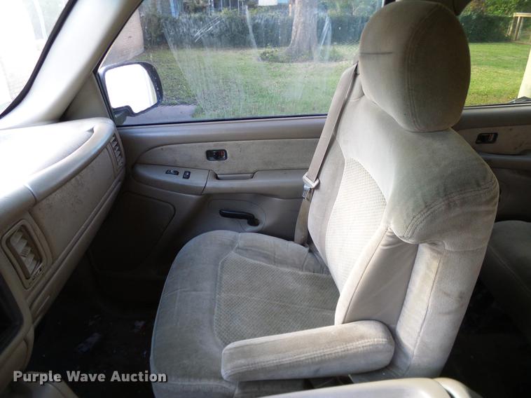 image for item DA6959 2001 Chevrolet Silverado 2500HD Crew Cab pickup truck