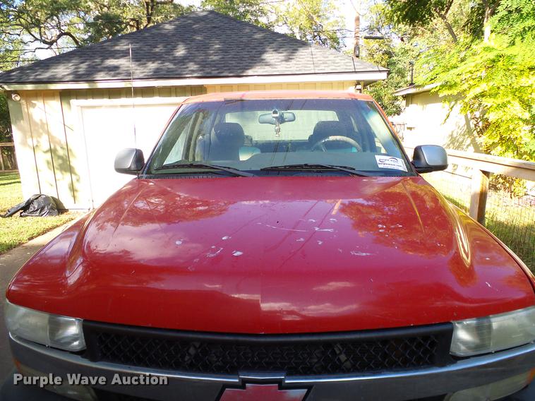 image for item DA6959 2001 Chevrolet Silverado 2500HD Crew Cab pickup truck