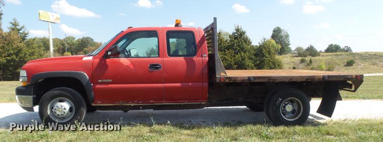 image for item DB6398 2001 Chevrolet Silverado 3500 Ext. Cab flatbed pickup truck