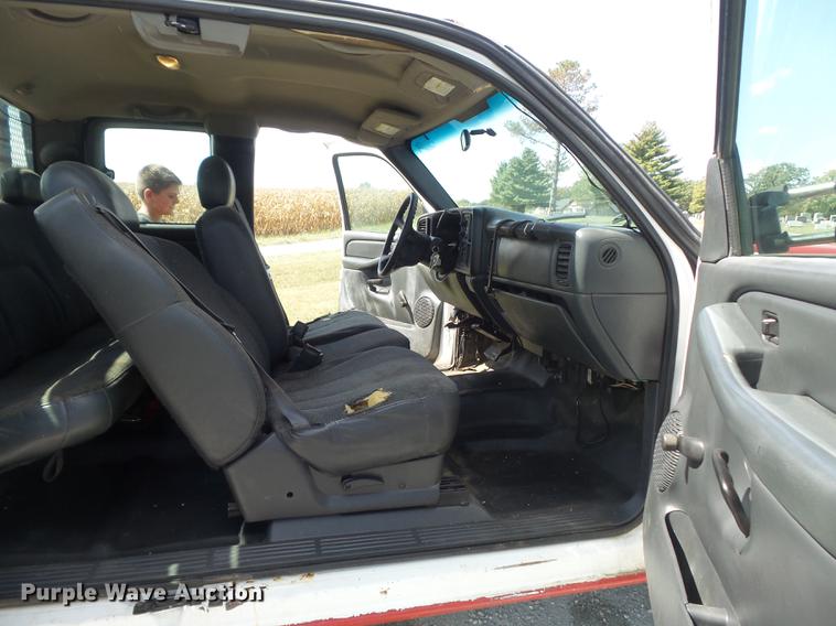 image for item DB6398 2001 Chevrolet Silverado 3500 Ext. Cab flatbed pickup truck