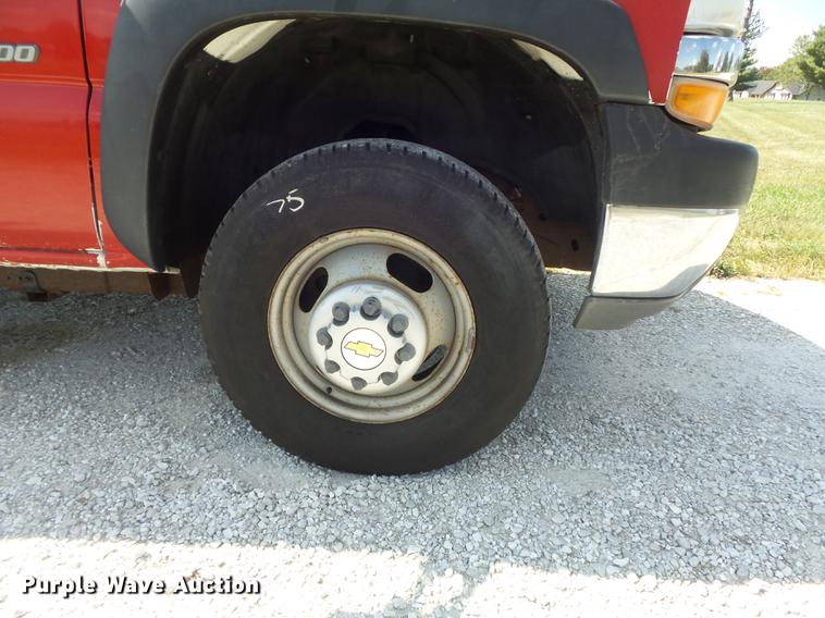 image for item DB6398 2001 Chevrolet Silverado 3500 Ext. Cab flatbed pickup truck