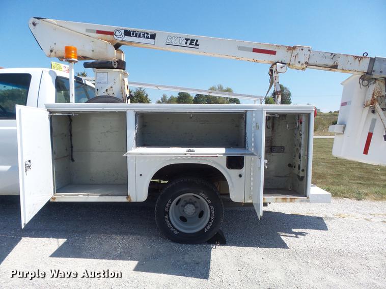 image for item DB6408 2000 Ford F350 Super Duty XL bucket truck