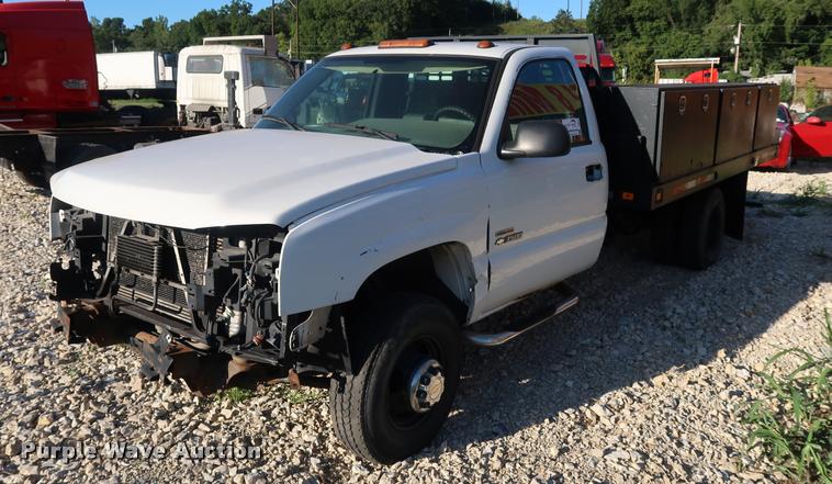 image for item DB6471 2005 Chevrolet Silverado 3500 flatbed pickup truck