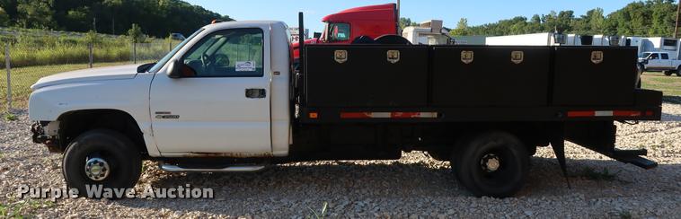 image for item DB6471 2005 Chevrolet Silverado 3500 flatbed pickup truck