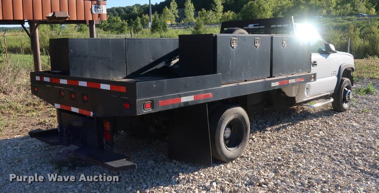 image for item DB6471 2005 Chevrolet Silverado 3500 flatbed pickup truck