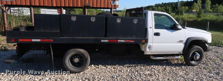 image for item DB6471 2005 Chevrolet Silverado 3500 flatbed pickup truck
