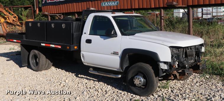 image for item DB6471 2005 Chevrolet Silverado 3500 flatbed pickup truck