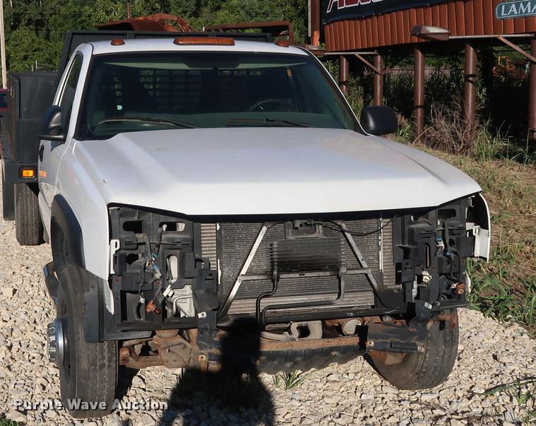 image for item DB6471 2005 Chevrolet Silverado 3500 flatbed pickup truck