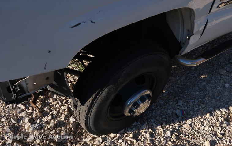 image for item DB6471 2005 Chevrolet Silverado 3500 flatbed pickup truck