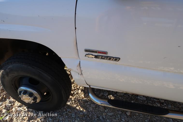 image for item DB6471 2005 Chevrolet Silverado 3500 flatbed pickup truck