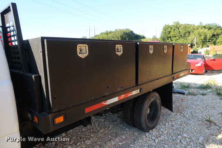 image for item DB6471 2005 Chevrolet Silverado 3500 flatbed pickup truck