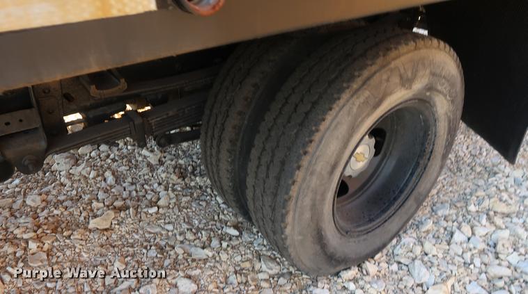 image for item DB6471 2005 Chevrolet Silverado 3500 flatbed pickup truck