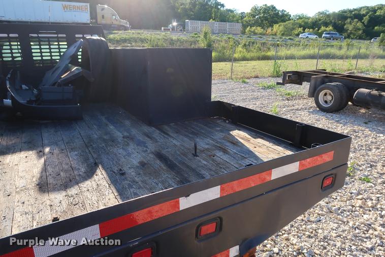 image for item DB6471 2005 Chevrolet Silverado 3500 flatbed pickup truck