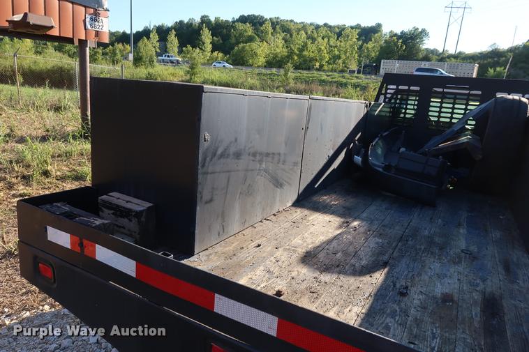 image for item DB6471 2005 Chevrolet Silverado 3500 flatbed pickup truck